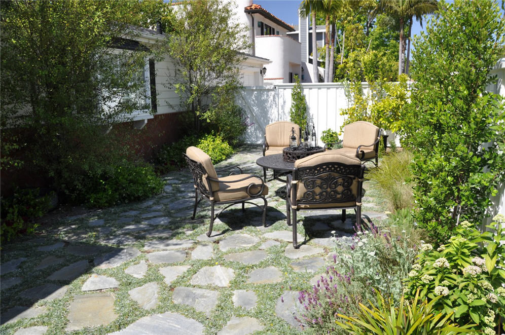 Dymondia Courtyard Table and Chairs